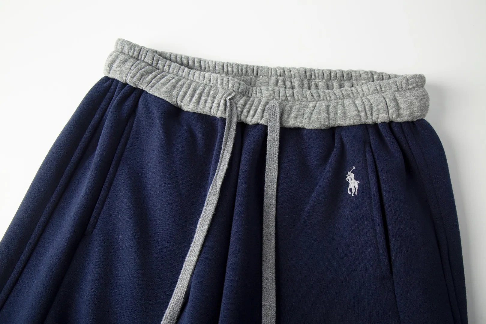 P230 White background picture [Fleet in winter] Style number: 25130# Color: black/navy blue/dark gray/light gray/white gray/beige/light khaki Size: S-XL - Ralph Lauren/Ralph Lauren 2025FW autumn and winter plus velvet contrasting waist design drawstring scimitar version lazy feeling loose couple sweatpants - brushed face velvet lining one piece for winter - custom dyed trouser cord hanging hardware The details are in place - loose fit, scimitar legs, loose upper body without looking too big - RL/lazy autumn and winter sweatpants, a pair of casual sweatpants that are very suitable for CleanFit. Loose fit scimitar fit trousers can be used as couple wear. It has a relaxed feel for daily wear. Contrasting color shakes to increase the overall sense of layering. The sense of drape is visible to the naked eye. The design of the trouser legs can be closed, which can also be very warm and versatile in winter.